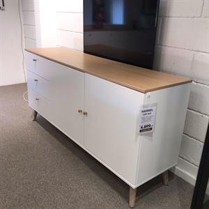 HUB SKÆNK 1675 - 3 SKUFFER & 2 LÅGER - HVID/EGEFINÉR - MÅL: 162 X 80 X 43 CM. - OUTLET